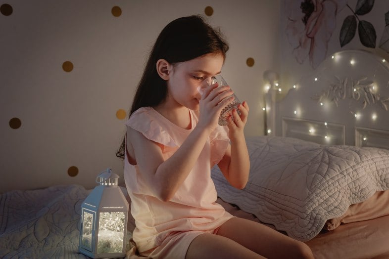 L'hydratation en journée est primordiale afin que votre enfant ne boive pas le soir avant de dormir et augmente donc le risque de faire pipi au lit.