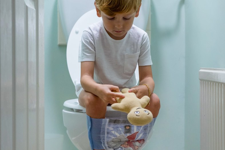 Passer assez de temps aux toilettes et de manière qualitative permet à l'enfant d'assouvir complètement ses besoins.